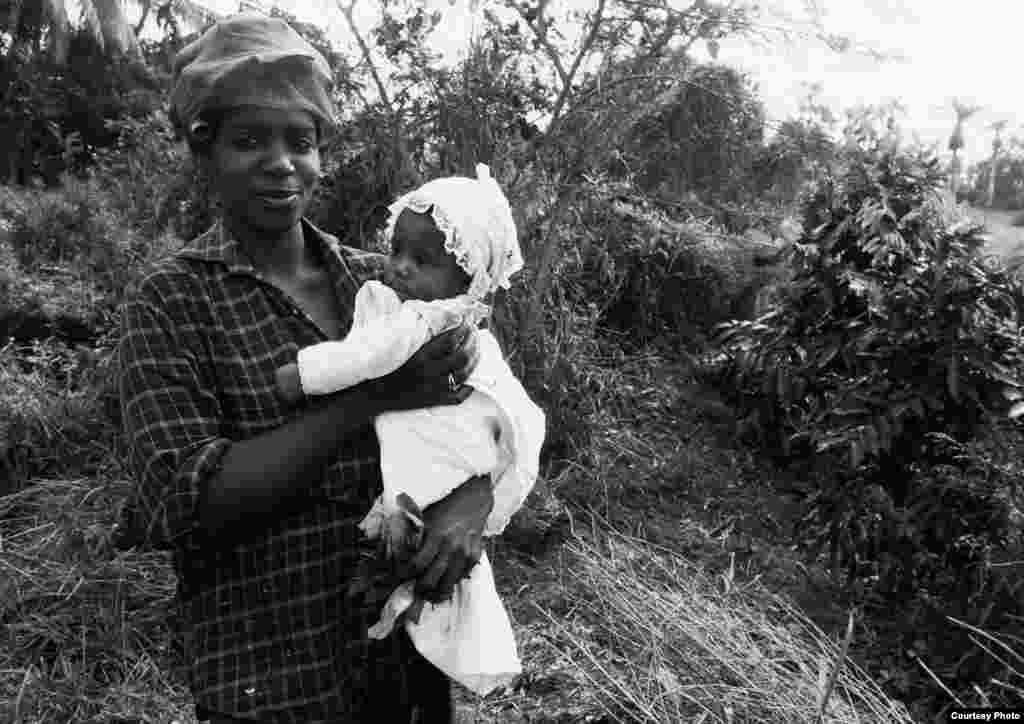 Cubana retratada en la serie "Gente que no conocí", de Damaris Betancourt Peña. Cortesía de la autora.