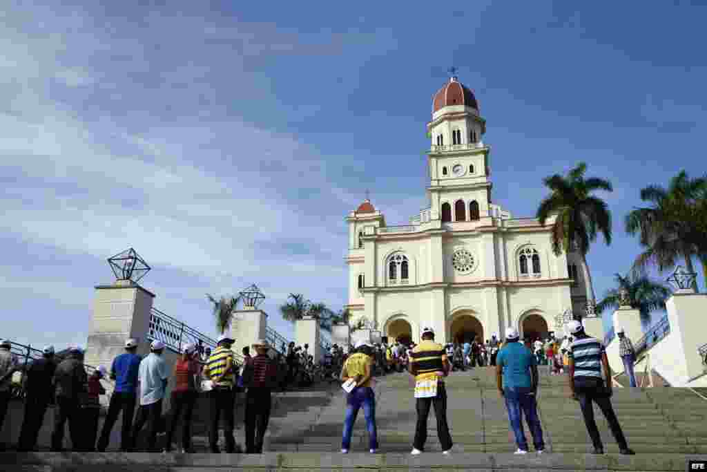 Fieles asisten a una misa oficiada por el papa Francisco hoy, martes 22 de septiembre de 2015, en la Basílica Menor del Santuario de Nuestra Señora de la Caridad del Cobre en Santiago (Cuba).