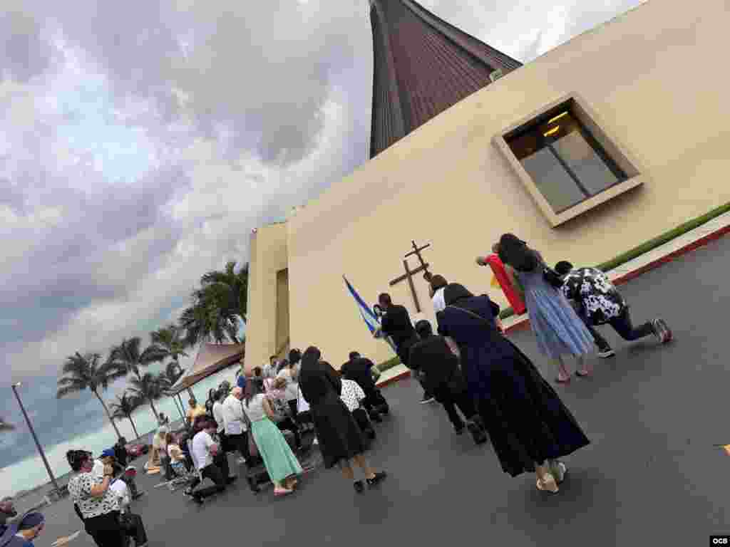 Feligreses orando durante la Vía Dolorosa.
