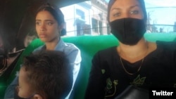 ARCHIVO. La esposa de José Daniel Ferrer, Nelva Ismaray Ortega, el pequeño Daniel José, hijo de ambos, y la hija del opositor, Fátima Victoria Ferrer Cantillo, camino a la prisión de Mar Verde. (Foto: Twitter)