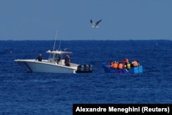 Guardacostas cerca del Malecón, en La Habana. (REUTERS/Alexandre Meneghini).