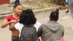 Berta Soler y Ángel Moya arrestados al salir de la sede de las Damas de Blanco Berta Soler y Ángel Moya arrestados al salir de la sede de las Damas de Blanco