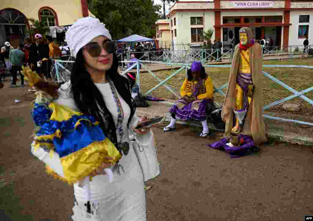 Peregrinos pagan promesas y llevan ofrendas a San Lázaro, en el santuario del mismo nombre, en La Habana.