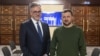 El presidente de RFE/RL, Stephen Capus, junto al presidente ucraniano, Volodymyr Zelenskyy, este 26 de febrero de 2024, en Kyiv, Ucrania.