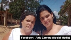La activista Ania Zamora (izquierda) y su hija la Dama de Blanco y prisionera política Sissi Abascal Zamora.