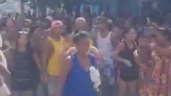 Santiagueros reaccionan a la entrega de alimentos por la secretaria del PCC Santiagueros reaccionan a la entrega de alimentos por la secretaria del PCC