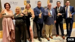 De izquierda a derecha, Patricia Martínez, Janet Lomba, Vivian Martínez, Joe Cardona, Jesús Acosta, Ricardo Quintana y Magdiel Aspillaga, entre los ganadores del Emmy 2023.