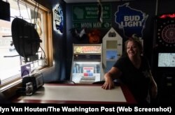 Michelle Henderson a la mesa de su restaurante en el condado de Door, un condado oscilante del estado de Wisconsin que ha apoyado a todos los candidatos presidenciales ganadores desde 2000. (© Carolyn Van Houten/The Washington Post/Getty Images)