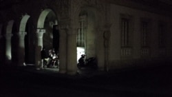 Residentes de varias provincias cubanas, describen la crisis que enfrentan con los profundos cortes eléctricos y la escasez de agua. Residentes de varias provincias cubanas, describen la crisis que enfrentan con los profundos cortes eléctricos y la escasez de agua.