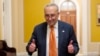 El líder de la mayoría en el Congreso, el demócrata por New York Chuck Schumer, celebra el acuerdo de último minuto que evitó un cierre del gobierno. (AP/Andrew Harnik)