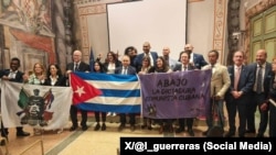 Representantes del exilio cubano en conferencia ante el Senado italiano.