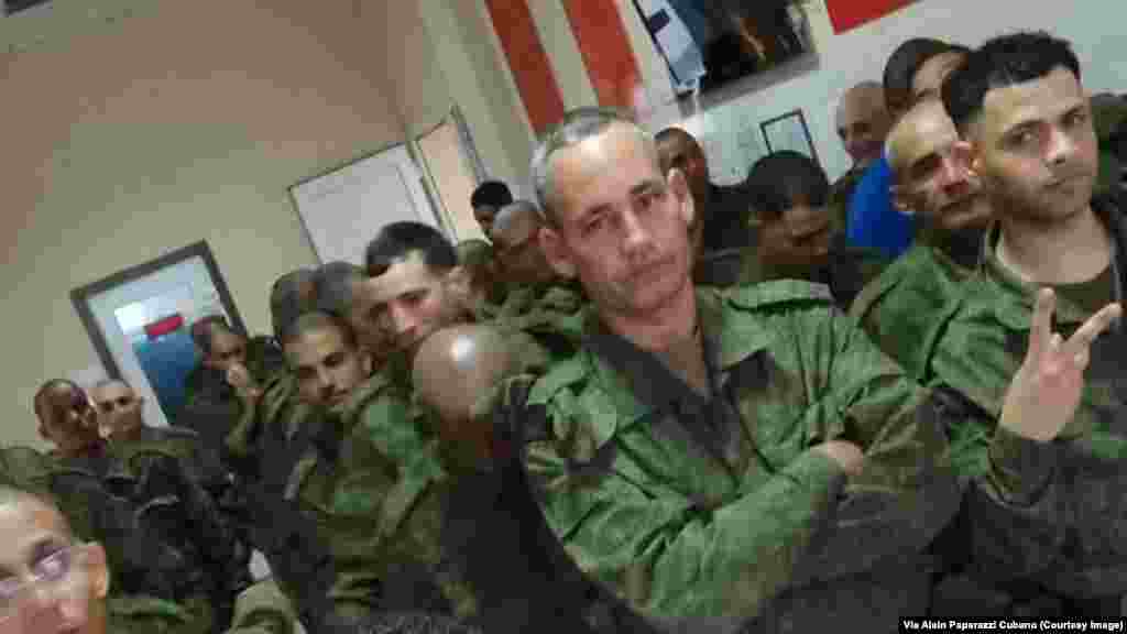 Cubanos posan como soldados del 137 Regimiento de paracaidistas, ubicado en la ciudad de Riazán. Foto Cortesía Alain Paparazzi Cubano