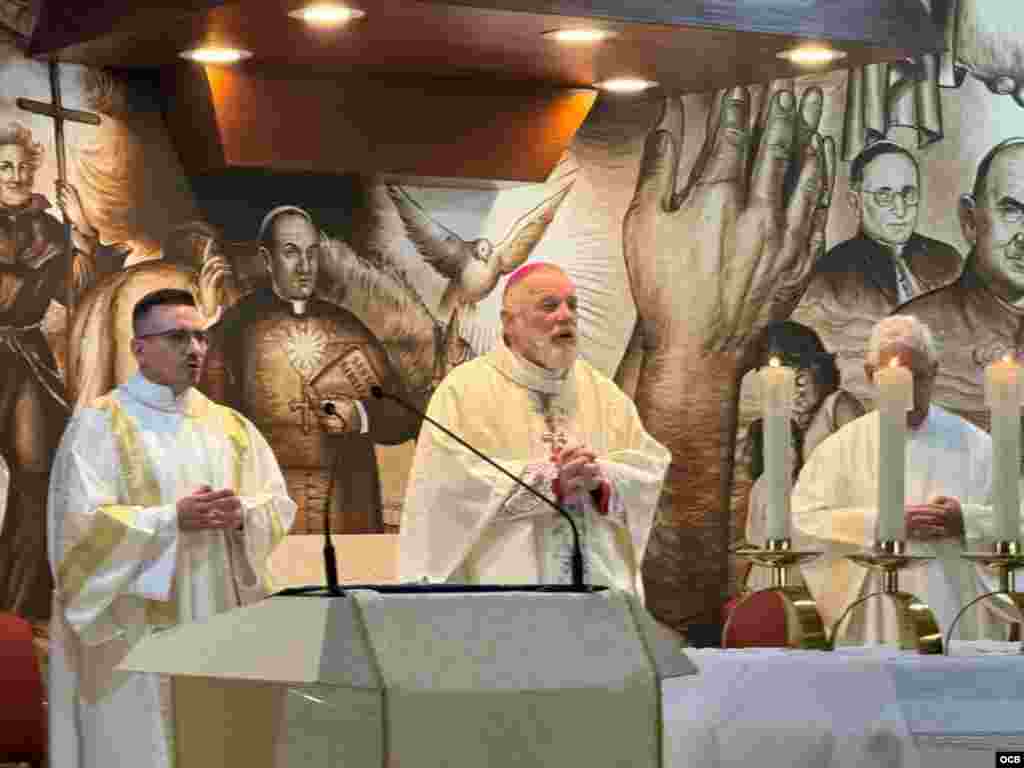 El Monseñor Wenski se refirió a los cientos de miles de cubanos que han abandonado la isla en los últimos años y afirmó que "el único bloqueo que impulsa el éxodo cubano es el que impone a las fuerzas productivas nacionales la falta de libertades económicas, civiles y políticas".