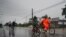 Foto de archivo.La gente se traslada en bicicleta y a pie bajo la lluvia antes de la llegada del huracán Ian en Coloma, Cuba, el 26 de septiembre de 2022. REUTERS/Alexandre Meneghini