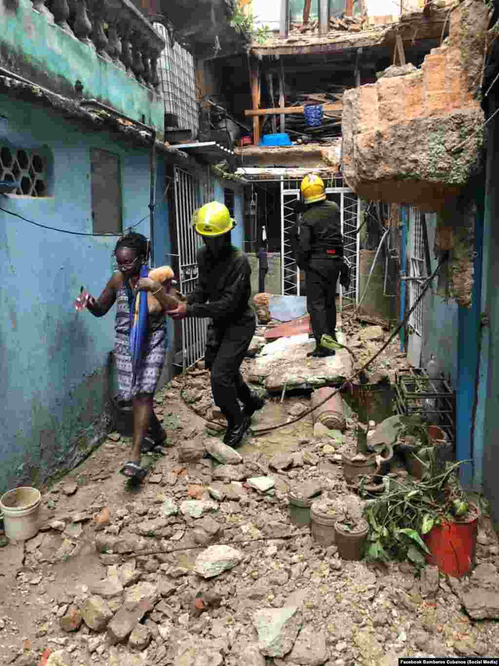En diciembre de 2018 fue presentada la Política de la Vivienda en Cuba, aprobada por el Parlamento para atender el problema y evaluar los “avances” respecto a la situación antes de 1959. Casi cinco años después, apenas se habían construido 127 345 y se habían reparado 106 332. Foto tomada de la página de Facebook Bomberos Cubanos de un derrumbe en Centro Habana en mayo de 2023.
