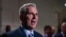 El presidente de la Cámara de Representantes, el republicano Kevin McCarthy, habla con la prensa después de una reunión a puertas cerradas con miembros de su bloque. (AP Foto/J. Scott Applewhite)