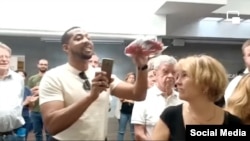 Cubanos exiliados protestan durante la presentación del dúo Buena Fe en Valencia, España. (Captura de video/Facebook/Amalia Berrera).