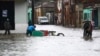 Personas en una calle después de que las fuertes lluvias provocaran inundaciones en Camagüey, Cuba, el 9 de junio de 2023.