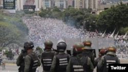 Antimotines reprimen protesta estudiantil en Venezuela.