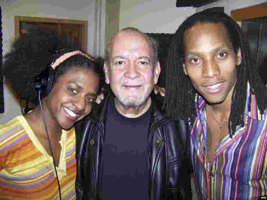 Paquito Hechevarría (al centro), fotografía cedida por la discográfica del músico fallecido en septiembre, a la edad de 73 años.