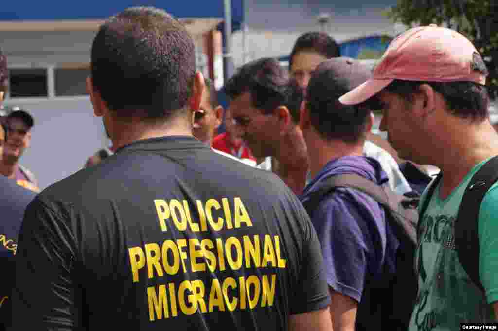 Cubanos varados en Costa Rica son deportados a Nicaragua por la Dirección General de Migración y Extranjería.