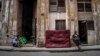 Mujeres sentadas en la acera de una calle, en La Habana, Cuba (Foto AP/Ramon Espinosa)