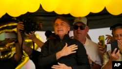 El presidente brasileño, Jair Bolsonaro, en un mitin de campaña de reelección en Juiz de Fora, estado de Minas Gerais, Brasil, este martes 16 de agosto. (AP Photo/Silvia Izquierdo)