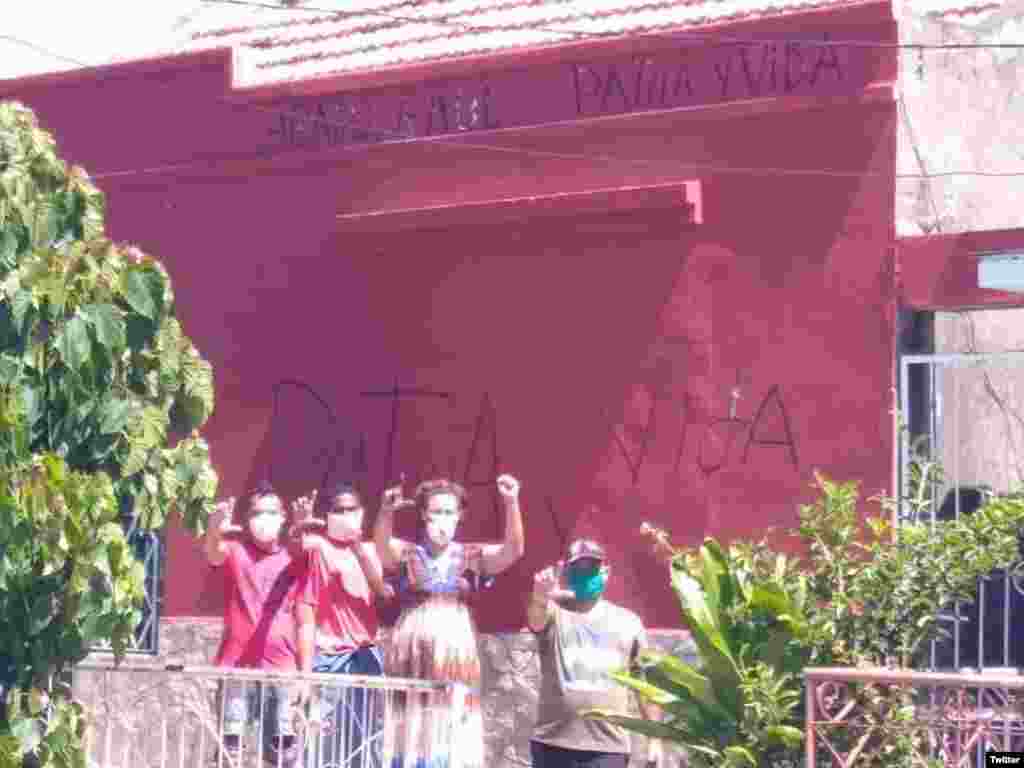 Activistas de UNPACU vuelven a escribir "Patria y Vida" en los muros de la sede luego de que agentes del régimen pintaran sus paredes para tapar los carteles antigubernamentales. (Twitter/@anabelkisfg)