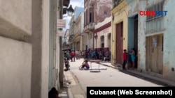 Madre cubana se planta por falta de medicamentos para su hijo. Foto: Cubanet