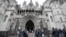 Periodistas apostados frente al Tribunal Superior de Londres. (Foto AP/Kirsty Wigglesworth, archivo)