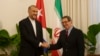 El canciller cubano Bruno Rodríguez saluda a su homólogo iraní de visita en la isla, Hossein Amir-Abdollahian. (Yander Zamora/POOL/AFP)