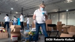 Foto de la recogida de ayuda para enviar a los cubanos de la isla organizada por la iniciativa Solidaridad en Hermanos, el 16 de mayo del 2020. (Roberto Koltún).