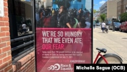 Uno de los carteles que denuncia la situación de los derechos humanos en Cuba en una calle de la capital estadounidense.