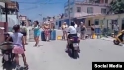 Madres bloquean el tránsito en una calle de Regla, en La Habana, en protesta por la falta de agua. (Captura de video/Facebook)