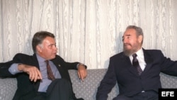 En la foto, Felipe González en la reunión que mantuvo con el presidente cubano, Fidel Castro en Bariloche, Argentina, en e1995.
