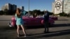 Turistas alemanes se toman fotos en la Plaza de la Revolución, en la Habana. REUTERS/Alexandre Meneghini
