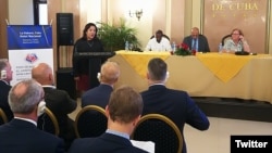 Mayra Arevich, presidenta de ETECSA, en el foro con empresarios de EEUU del sector tecnológico y de telecomunicaciones.