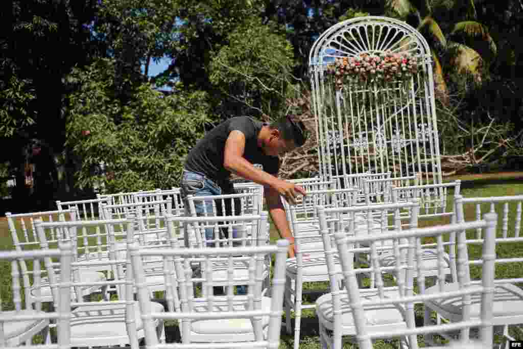 Fotografía del 13 de febrero de 2017, durante los preparativos para una boda, organizada por la compañía privada "Aires de fiesta", en La Habana (Cuba). Organizar un boda "vintage" en la exótica Habana Vieja o ajustar la complicada logística de una cerem