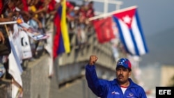 El presidente encargado de Venezuela y candidato a la presidencia del país, Nicolás Maduro (d), saluda a sus seguidores hoy, martes 9 de abril del 2013. en un acto de su campaña electoral en Catia La Mar (Venezuela). Maduro aspira a suceder a Hugo Chávez