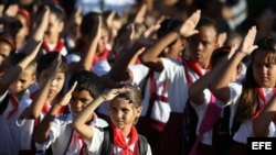 Alumnos de una escuela primaria saludan a la bandera el lunes 2 de septiembre de 2013, en La Habana (Cuba).