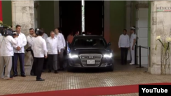 Raúl Castro llega al Palacio de Gobierno.