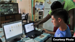 Los cubanos esperan con impaciencia el paquete clandestino de películas, series de TV, deportes, juegos y música, que se vende en ‘pendrives’ cada semana