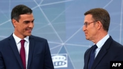 Los candidatos a la presidencia de España Pedro Sánchez (I) actual presidente por el PSOE y Alberto Núñez Feijóo (D) dpor el PP, conversan antes del debate electoral en Atres TV