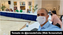 Yoandy Riverón posa durante un evento celebrado en abril de 2022, en el Hotel Meliá Varadero, sobre pequeñas y medianas empresas.