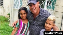 Preso político Maikel Puig Bergolla con sus hijos. Foto de archivo.