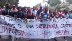 Caminando con un cartel hacia la frontera Caminando con un cartel hacia la frontera