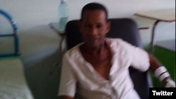 Tomás Núñez Magdariaga, esposado y con sueros en hospital "Juan Bruno Zayas".