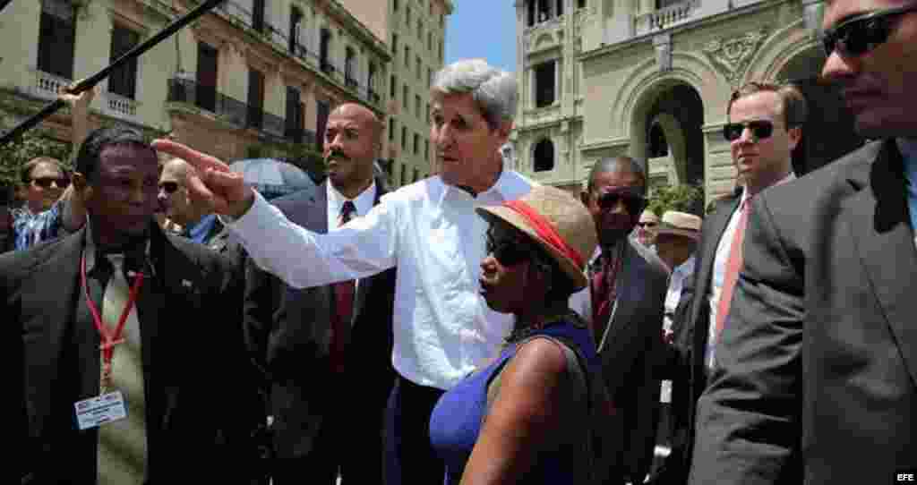 El secretario de Estado estadounidense, John Kerry (c), caminó el viernes, 14 de agosto, por las calles y plazas de La Habana Vieja, rodeado de escoltas, periodistas, turistas y curiosos.  