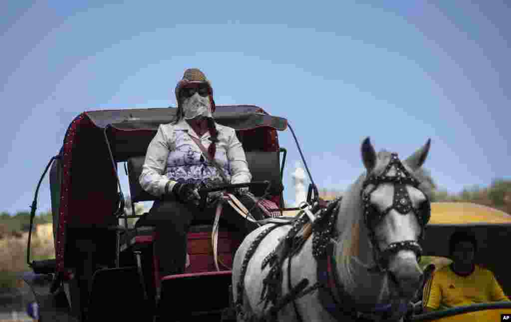 Un cochero se protege del coronavirus con una máscara, en La Habana. (AP/Ramon Espinosa)