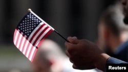 Un nuevo ciudadano de EEUU, durante una ceremonia de naturalización en Nueva York, en septiembre del 2019. (Foto: REUTERS/Shannon Stapleton)